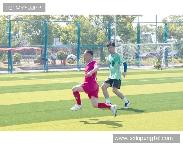 足球场上的友谊与团结最和睦的足球明星们共同谱写的温暖故事